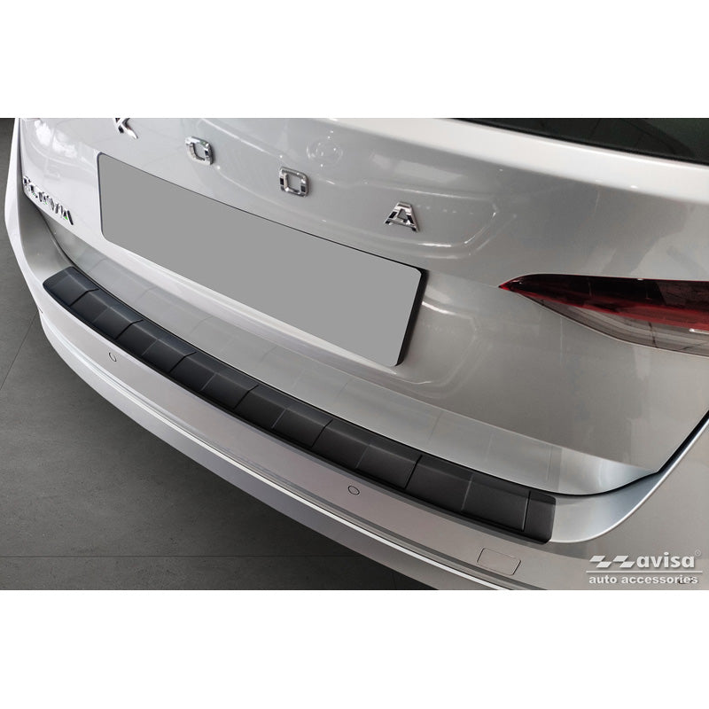 Avisa, Bagkofangerbeskytter, Mat Sort, Rustfritstål, passer til Skoda Octavia Combi (NX5) incl. RS 2020-2024 & FL 2024- 'Ribs'